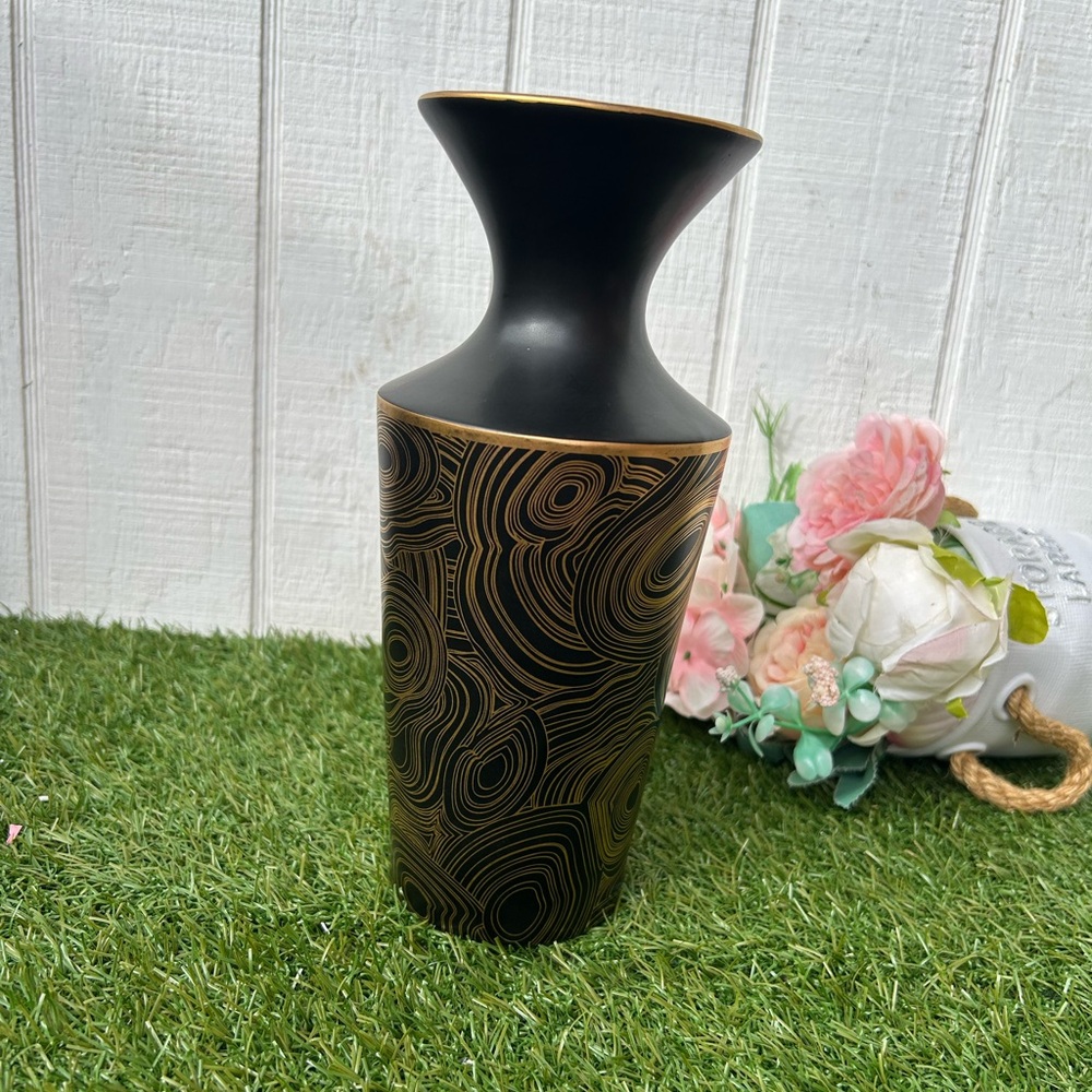 JONATHAN ADLER
MALACHITE BLACK & GOLD FUTURA VASE BLACK AND GOLD VASE
$250 NEW - Picture 13 of 16